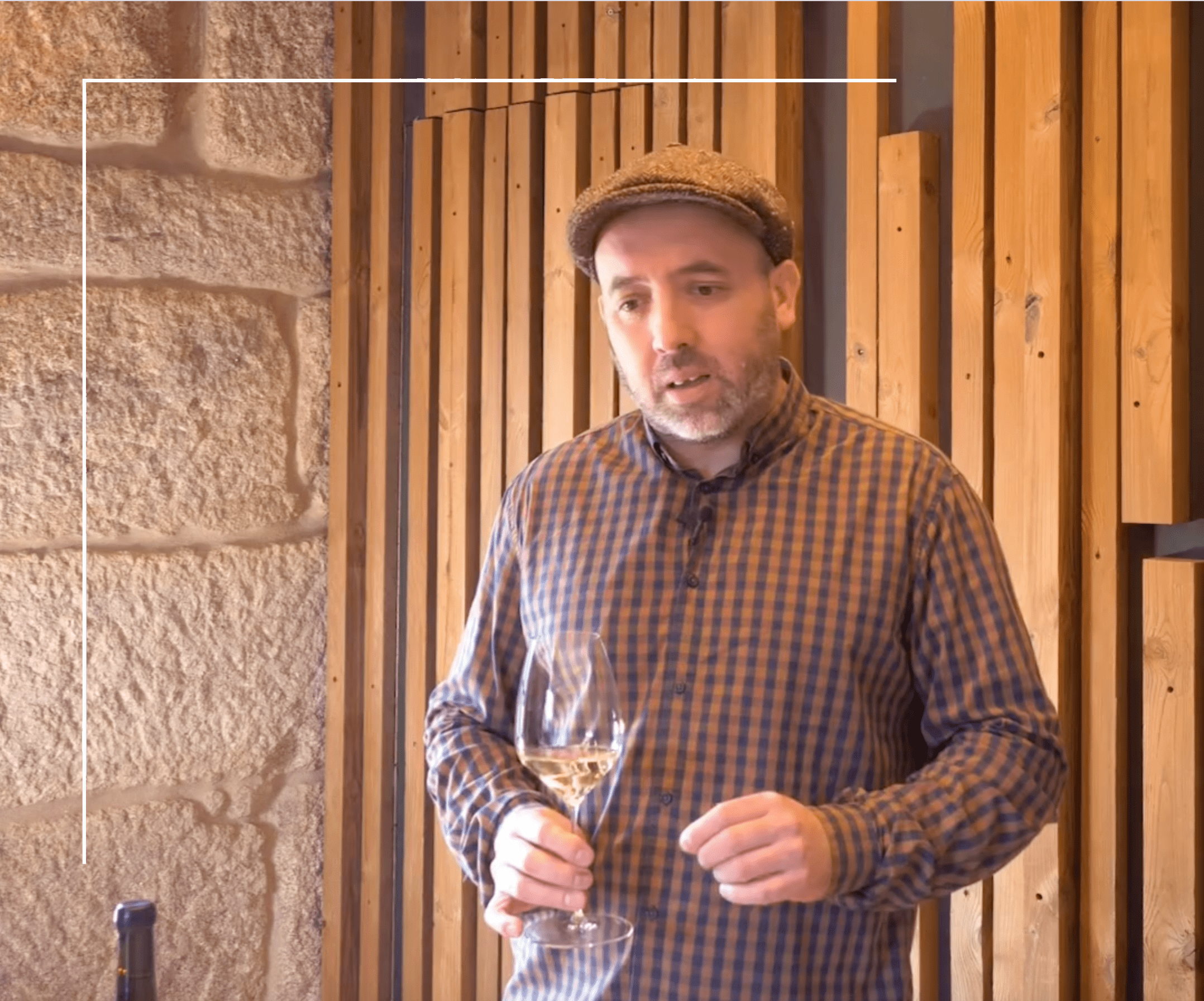 Adrián Guerra catando referencias para la carta de vinos en la bodega de piedra de Albanta