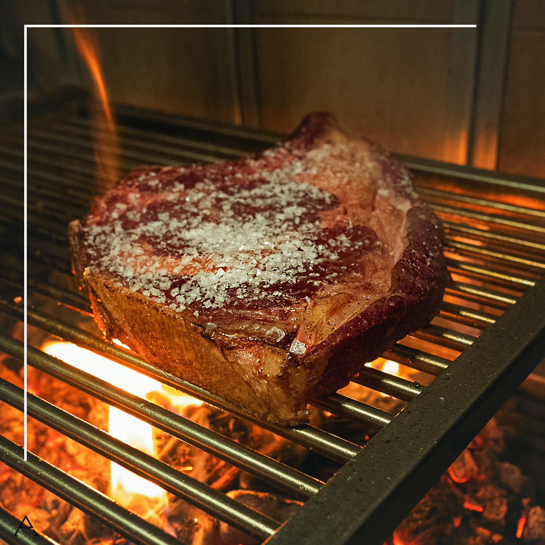 Chuletón sobre la parrilla de leña en Albanta, asador en Vilaboa Pontevedra