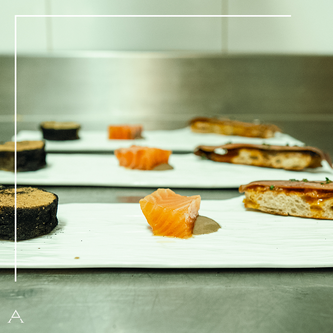 Snacks de apertura del menú degustación Singularidad en Albanta Cocina de Leña, Pontevedra