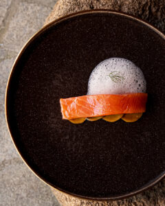 Pase de salmón en el menú degustación de Albanta Cocina de Leña, Vilaboa Pontevedra